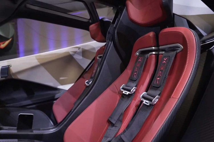 Trên khía cạnh hiệu suất, Apex có công bố những thông số ấn tượng dành cho AP-0. Nó có hệ thống dẫn động bánh sau và có một cụm pin 90 kWh ở dưới sàn để sản xuất 650 mã lực. Nhờ việc sử dụng sợi carbon, tổng thể chiếc xe chỉ có trọng lượng 1.200 kg, và do vậy, nhà sản xuất khẳng định chiếc xe sẽ gia tốc 0-96 km/h trong chỉ 2,3 giây.