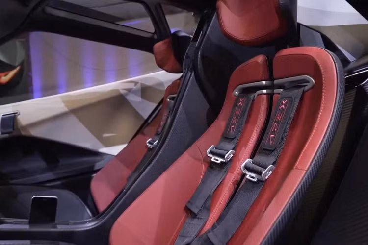 Trên khía cạnh hiệu suất, Apex có công bố những thông số ấn tượng dành cho AP-0. Nó có hệ thống dẫn động bánh sau và có một cụm pin 90 kWh ở dưới sàn để sản xuất 650 mã lực. Nhờ việc sử dụng sợi carbon, tổng thể chiếc xe chỉ có trọng lượng 1.200 kg, và do vậy, nhà sản xuất khẳng định chiếc xe sẽ gia tốc 0-96 km/h trong chỉ 2,3 giây.