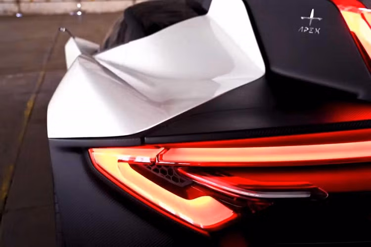 Nhìn vào bên trong, chiếc siêu xe thân thiện môi trường rõ ràng là mang đậm chất “concept” với vô lăng hình vuông và tổ hợp 3 màn hình hiển thị dành cho tài xế. AP-0 Concept hoàn toàn mới chứa rất nhiều công nghệ tân tiến, bao gồm cả khả năng tăng cường thực tế thông qua một hệ thống LiDAR mà tạo nên những bản đồ chi tiết về môi trường xung quanh xe từ khoảng cách 2,5 cm cho tới hơn 90 mét.