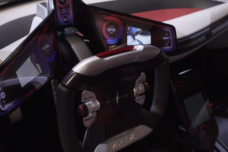 Do vậy, nó cũng được trang bị hệ thống hỗ trợ tài xế mà có thể tự lái Cấp 3, và Apex nói rằng xe có thể đạt Cấp 4 khi cơ sở hạ tầng khả thi. Để so sánh, các hệ thống tự lái tân tiến hiện đang có như Super Cruise của Cadillac và Autopilot của Tesla vẫn chỉ ở Cấp 2.