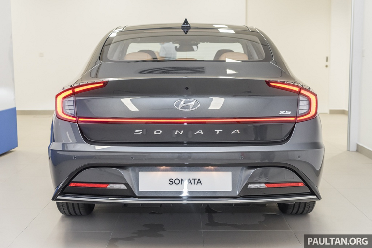 Hyundai Sonata 2020 có các số đo dài x rộng x cao lần lượt là 4.900 x 1.890 x 1.445 (mm), chiều dài cơ sở đạt 2.840 mm. So với thế hệ trước, Sonata 2020 dài hơn 45 mm, rộng hơn 25 mm và chiều dài cơ sở cải thiện 35 mm. Chiều cao của xe kém hơn đời cũ 30 mm để tăng tính khí động học và cho cái nhìn thể thao hơn. Sonata 2020 có hệ số cản không khí ở mức 0,27 - khá tốt đối với mẫu sedan phổ thông.