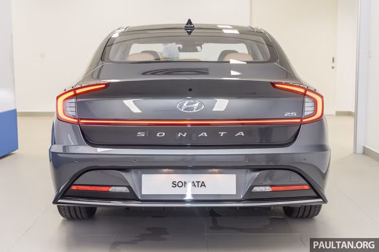 Hyundai Sonata 2020 có các số đo dài x rộng x cao lần lượt là 4.900 x 1.890 x 1.445 (mm), chiều dài cơ sở đạt 2.840 mm. So với thế hệ trước, Sonata 2020 dài hơn 45 mm, rộng hơn 25 mm và chiều dài cơ sở cải thiện 35 mm. Chiều cao của xe kém hơn đời cũ 30 mm để tăng tính khí động học và cho cái nhìn thể thao hơn. Sonata 2020 có hệ số cản không khí ở mức 0,27 - khá tốt đối với mẫu sedan phổ thông.