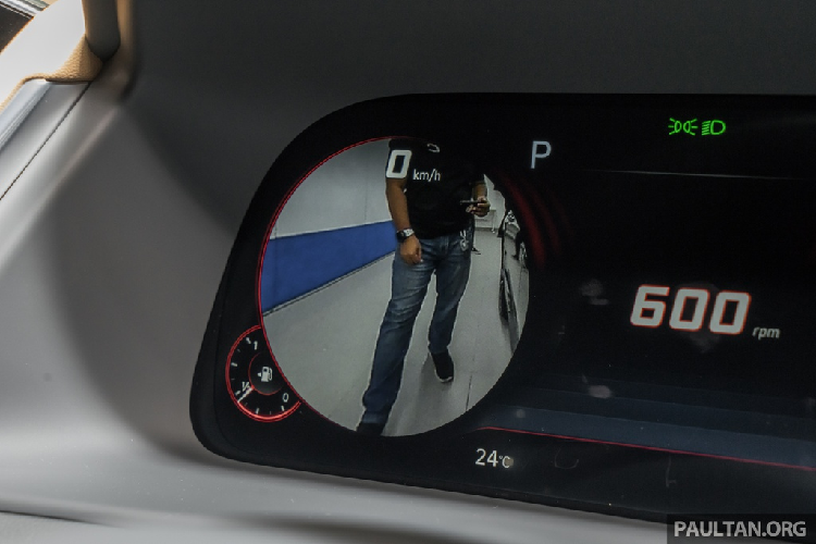 Về an toàn, xe được trang bị hệ thống cảnh báo va chạm trước kết hợp phanh tự động và nhận diện người đi bộ, hỗ trợ giữ làn, hỗ trợ bám làn theo xe phía trước, kiểm soát hành trình thích ứng và kiểm soát áp suất lốp. Sonata 2020 còn có công nghệ hỗ trợ quan sát điểm mù, công năng tương tự hệ thống LaneWatch của Honda. Công nghệ của Hyundai gồm 2 camera 2 bên (thay vì chỉ bên ghế hành khách) và hiển thị trên bảng đồng hồ giúp người lái không bị mất tập trung. Giá xe Hyundai Sonata 2020 hiện chưa được công bố.