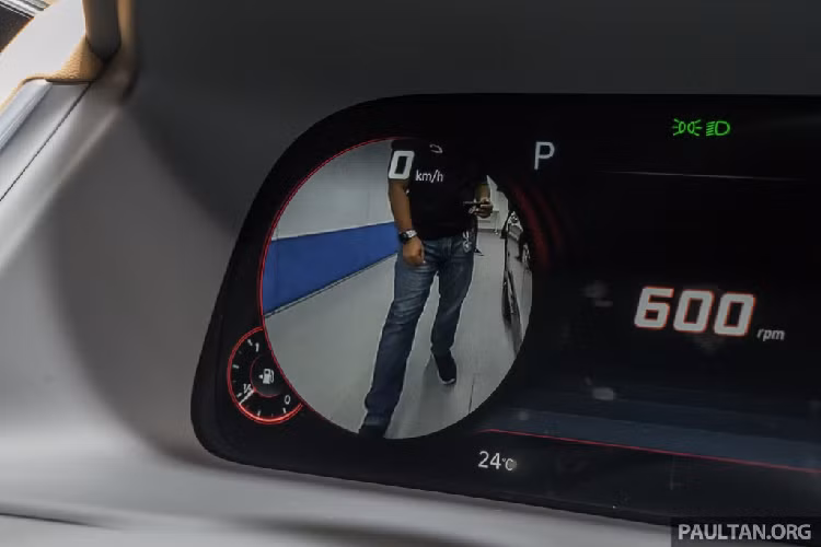 Về an toàn, xe được trang bị hệ thống cảnh báo va chạm trước kết hợp phanh tự động và nhận diện người đi bộ, hỗ trợ giữ làn, hỗ trợ bám làn theo xe phía trước, kiểm soát hành trình thích ứng và kiểm soát áp suất lốp. Sonata 2020 còn có công nghệ hỗ trợ quan sát điểm mù, công năng tương tự hệ thống LaneWatch của Honda. Công nghệ của Hyundai gồm 2 camera 2 bên (thay vì chỉ bên ghế hành khách) và hiển thị trên bảng đồng hồ giúp người lái không bị mất tập trung. Giá xe Hyundai Sonata 2020 hiện chưa được công bố.