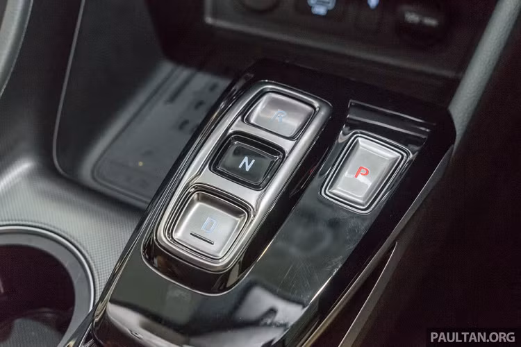 Một số trang bị đáng chú ý trên Sonata 2020 gồm dàn nút bấm chuyển số thay cho cần số truyền thống, keyless entry, khởi động bằng nút bấm, ghế chỉnh điện, điều hòa 2 vùng độc lập, đèn tự động, gương chiếu hậu trong xe tự động chống chói và camera 360 độ.