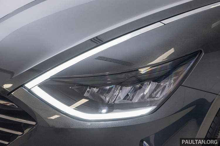 Điểm nổi bật ở ngoại thất là dải chrome tích hợp đèn LED ẩn, được kéo dài từ mũi xe lên nắp ca-pô. Công nghệ này có tên là đèn chiếu sáng ẩn (Hidden Lighting Lamps), xuất hiện lần đầu trên chiếc HDC-2 Concept vào năm 2018. Sau Sonata, Tucson 2021 cũng được trang bị công nghệ này.