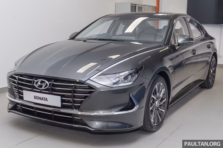 Sau Kona, Hyundai tiếp tục vén màn chiếc sedan Sonata tại Malaysia. Tại Malaysia, Hyundai Sonata 2020 mới cạnh tranh với Toyota Camry, Honda Accord và Volkswagen Passat trong phân khúc sedan hạng D. Mẫu sedan này được nhập khẩu nguyên chiếc từ Hàn Quốc.