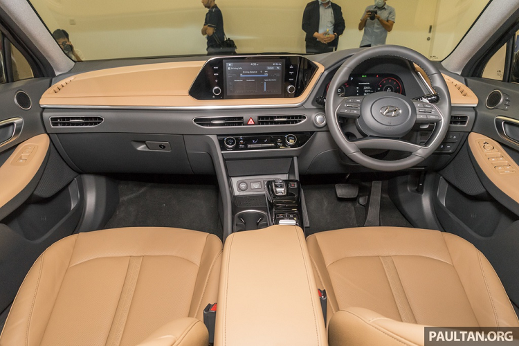 Không chỉ ngoại thất, nội thất của Sonata cũng được thay đổi, cho cảm giác sang trọng hơn. Bảng điều khiển và các cửa gió điều hòa được bố trí gọn gàng và cao cấp hơn. Nội thất của xe được phối 2 tone màu.