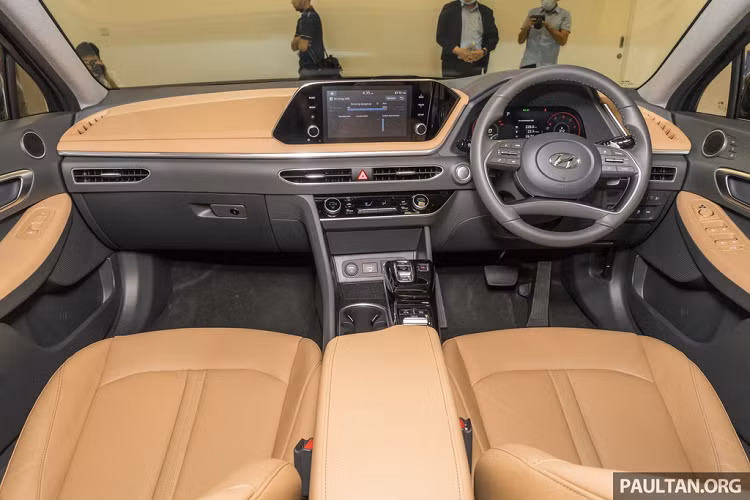 Không chỉ ngoại thất, nội thất của Sonata cũng được thay đổi, cho cảm giác sang trọng hơn. Bảng điều khiển và các cửa gió điều hòa được bố trí gọn gàng và cao cấp hơn. Nội thất của xe được phối 2 tone màu.