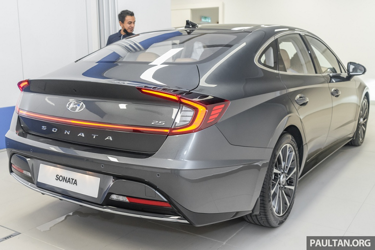 Ra mắt toàn cầu hồi tháng 4/2019, chiếc sedan được Hyundai lột xác hoàn toàn ở kiểu dáng. Sonata không còn mang thiết kế già nua của sedan truyền thống. Thay vào đó, Sonata được áp dụng ngôn ngữ Sensuous Sportiness với thân xe coupe 4 cửa. "Coupe hóa" đang là xu hướng hiện nay, được áp dụng từ sedan đến SUV.