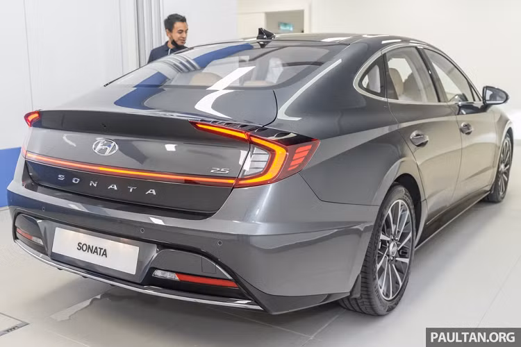 Ra mắt toàn cầu hồi tháng 4/2019, chiếc sedan được Hyundai lột xác hoàn toàn ở kiểu dáng. Sonata không còn mang thiết kế già nua của sedan truyền thống. Thay vào đó, Sonata được áp dụng ngôn ngữ Sensuous Sportiness với thân xe coupe 4 cửa. "Coupe hóa" đang là xu hướng hiện nay, được áp dụng từ sedan đến SUV.