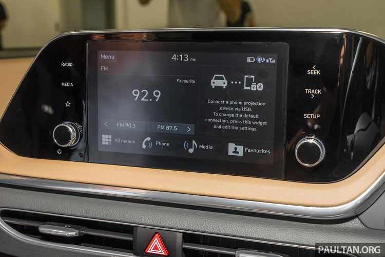 Tại thị trường quốc tế, Sonata 2020 sở hữu 2 màn hình 12,3 inch, gồm bảng đồng hồ và màn hình thông tin giải trí. Sonata tại Malaysia vẫn sở hữu bảng đồng hồ kỹ thuật số 12,3 inch nhưng màn hình thông tin giải trí được giảm xuống còn 8 inch. Kết nối Apple CarPlay và Android Auto vẫn là trang bị tiêu chuẩn của xe.