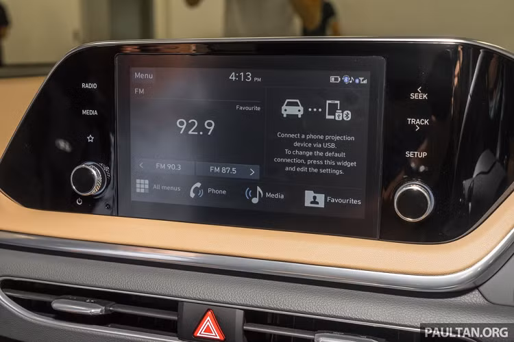 Tại thị trường quốc tế, Sonata 2020 sở hữu 2 màn hình 12,3 inch, gồm bảng đồng hồ và màn hình thông tin giải trí. Sonata tại Malaysia vẫn sở hữu bảng đồng hồ kỹ thuật số 12,3 inch nhưng màn hình thông tin giải trí được giảm xuống còn 8 inch. Kết nối Apple CarPlay và Android Auto vẫn là trang bị tiêu chuẩn của xe.