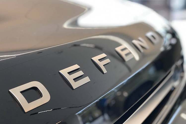 Được biết, chiếc xe này được nhập khẩu theo dạng chính hãng với một số trang bị tuỳ chọn thêm. Từ đó, đưa giá xe Land Rover Defender 110 X từ mức niêm yết 6,31 tỷ đồng lên 6,533 tỷ đồng.