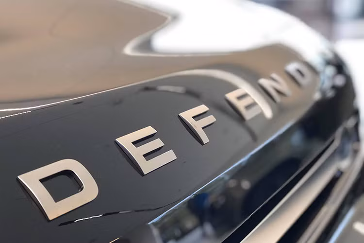 Được biết, chiếc xe này được nhập khẩu theo dạng chính hãng với một số trang bị tuỳ chọn thêm. Từ đó, đưa giá xe Land Rover Defender 110 X từ mức niêm yết 6,31 tỷ đồng lên 6,533 tỷ đồng.