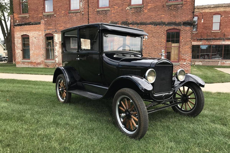 Với doanh số bán ra hơn 16,5 triệu chiếc trong giai đoạn 1908-1927, mẫu xe Ford Model T xứng đáng xuất hiện đầu tiên trong danh sách. Mặc dù mẫu xe lâu đời này từng dính phải một đợt triệu hồi lớn trong quá khứ, nhưng Model T vẫn được nhiều người ưa chuộng nhờ giá rẻ. Đối với Ford và ngành công nghiệp ôtô Mỹ, Model T là mẫu xe thay đổi cuộc chơi.