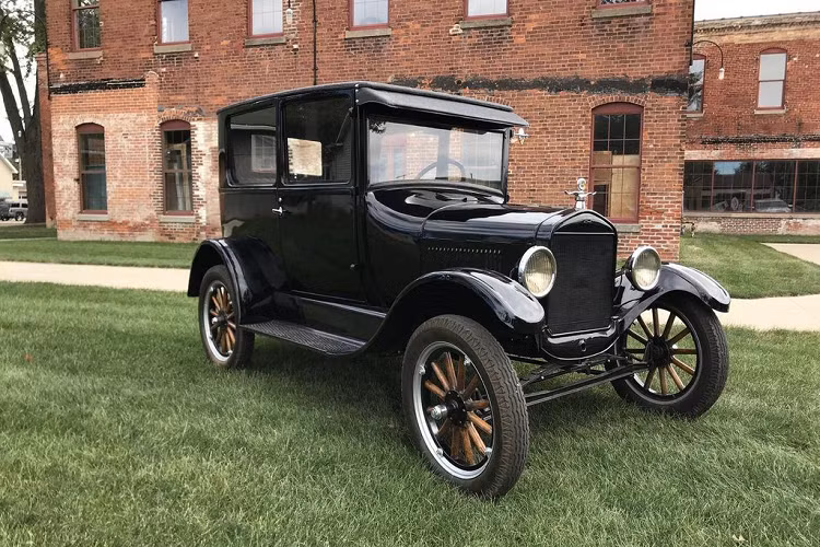 Với doanh số bán ra hơn 16,5 triệu chiếc trong giai đoạn 1908-1927, mẫu xe Ford Model T xứng đáng xuất hiện đầu tiên trong danh sách. Mặc dù mẫu xe lâu đời này từng dính phải một đợt triệu hồi lớn trong quá khứ, nhưng Model T vẫn được nhiều người ưa chuộng nhờ giá rẻ. Đối với Ford và ngành công nghiệp ôtô Mỹ, Model T là mẫu xe thay đổi cuộc chơi.