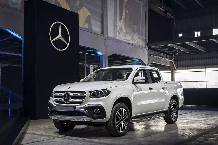 Để độ bán tải phong cách Mercedes-Benz X-Class thêm “thuyết phục” hơn, một thành viên trong nhóm xe bán tải còn gợi ý cho chủ xe đổi từ dòng Ford Ranger sang dòng bán tải Nissan Navara. Thực vậy, bản thân dòng bán tải hạng sang Mercedes-Benz X-Class vốn dĩ được phát triển dựa trên nền tảng khung gầm và thiết kế tổng thể của dòng xe Nissan Navara (NP300),