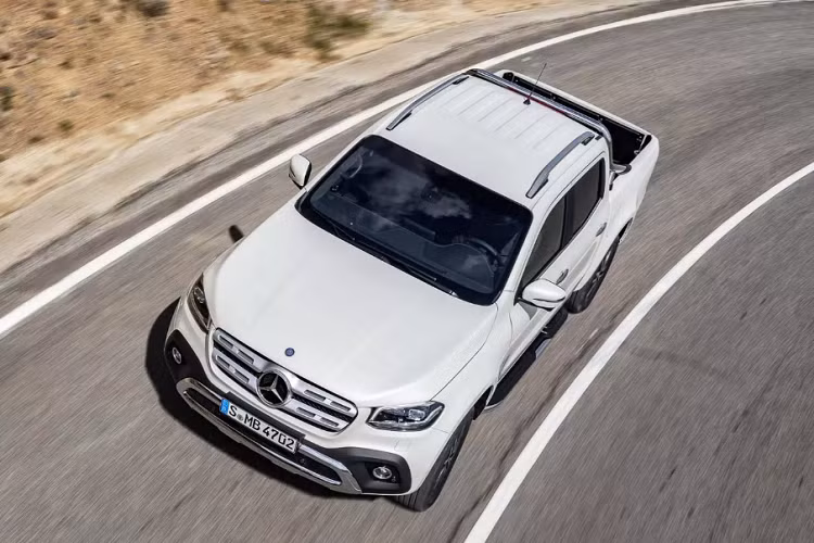 Khác với dòng xe Navara, Mercedes cung cấp cho X-Class 2 lựa chọn diesel và xăng. Gồm động cơ dầu 2.3L trên phiên bản X220d và X250d. Bên cạnh động cơ xăng cấu hình 4cyl và V6. Tất cả các bản động cơ đều trang bị số sàn 6 cấp hoặc tự động 7 cấp, đi cùng với hệ dẫn động 1 và 2 cầu.