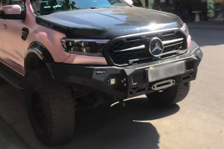 Việc nâng cấp đơn giản chỉ là thay mặt ca-lăng bán tải Ford Ranger thành logo Mercedes-Benz với logo “Ngôi sao ba cánh” giữa lưới tản nhiệt một nan. Thậm chí để “thật hơn”, chiếc Ranger này còn được dán chữ “Mercedes” ở hai bên thùng sau, đi cùng với tem hệ dẫn động bốn bánh 4MATIC nổi tiếng của Mercedes-Benz phía sau. Vì một lý do nào đó, người dùng chiếc bán tải này đã chừa lại logo hãng Ford nguyên bản ở phía sau.