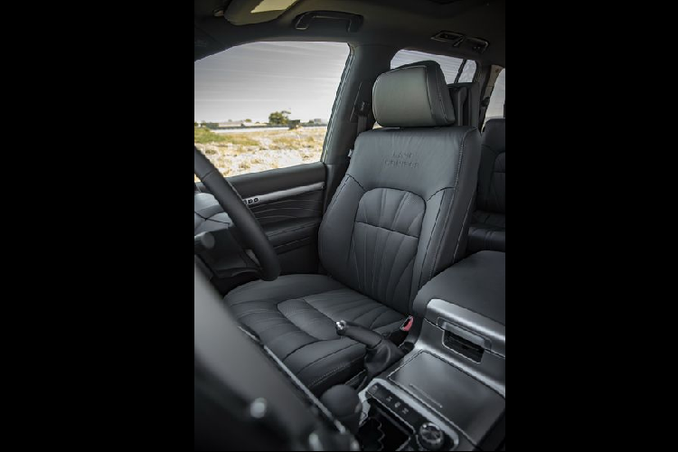 Ngoài ra, chiếc SUV còn được trang bị ghế trước có sưởi và thông gió, màn hình cảm ứng 9 inch, hệ thống định vị vệ tinh, hệ thống giải trí cho hàng ghế sau với đầu đĩa DVD, dàn âm thanh cao cấp và mở cửa không cần chìa khóa.