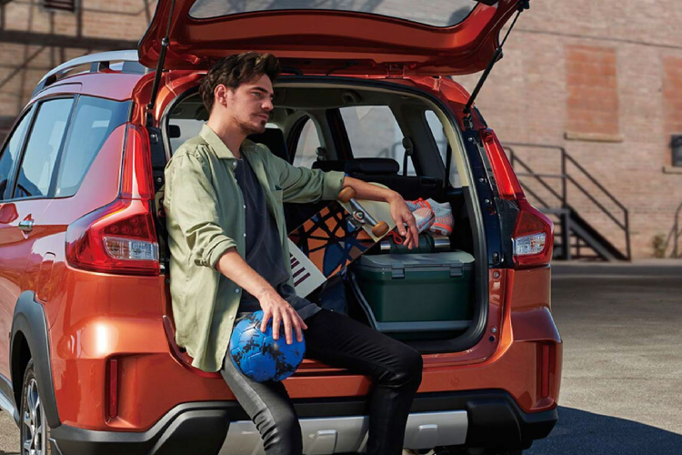 Suzuki XL7 đi kèm với các trang bị an toàn bao gồm: phanh ABS &amp; hỗ trợ phanh điện tử, 02 túi khí SRS phía trước, neo ghế trẻ em ISOFIX, có khởi hành ngang dốc và cân bằng điện tử, khoá chống trộm immobilizer, hỗ trợ lái với cảm biến đỗ xe &amp; camera lùi.