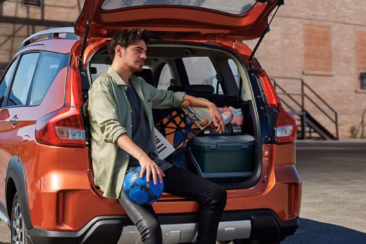 Suzuki XL7 đi kèm với các trang bị an toàn bao gồm: phanh ABS &amp; hỗ trợ phanh điện tử, 02 túi khí SRS phía trước, neo ghế trẻ em ISOFIX, có khởi hành ngang dốc và cân bằng điện tử, khoá chống trộm immobilizer, hỗ trợ lái với cảm biến đỗ xe &amp; camera lùi.