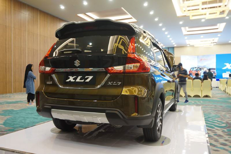 Suzuki XL7 thực chất là một mẫu xe MPV 7 chỗ cỡ nhỏ, nhưng mang phong cách của xe SUV. Chính vì thế, XL7 có thiết kế mạnh mẽ và cá tính hơn so với Ertiga. Phần đầu XL7 mang cụm lưới tản nhiệt thiết kế rộng và tích hợp một thanh mạ crôm chính giữa làm điểm nhất nổi bật, trang bị cụm đèn pha và đèn hậu LED. Cụm đèn sương mù được đặt trong hốc nhựa bên dưới và tích hợp ốp nhựa cản trước.