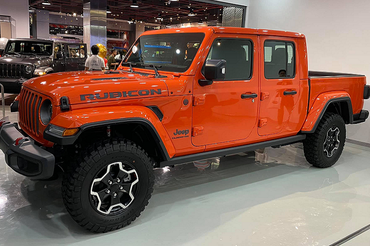 Trong khi đó, Jeep Gladiator 2020 có 2 phiên bản Sport và Rubicon, đi kèm giá bán từ 3,218 tỷ đồng. Đây là dòng bán tải duy nhất trên thế giới có mui trần.