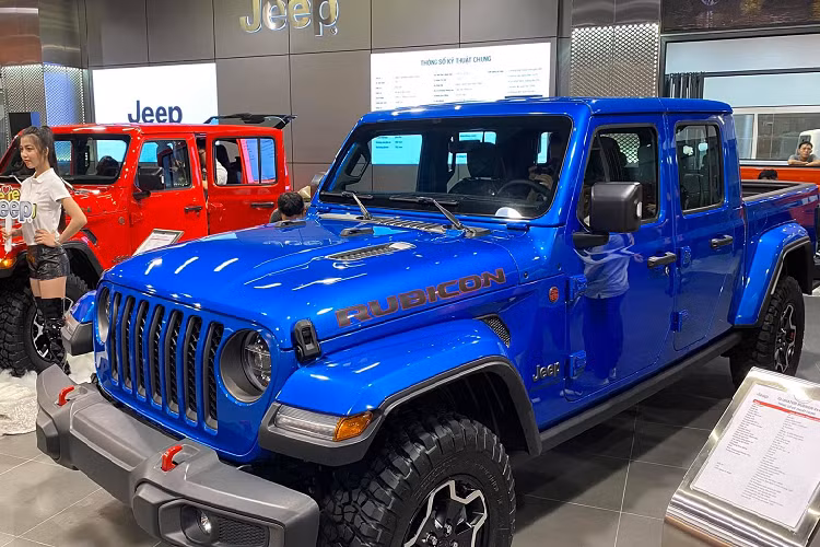 Xe sử dụng động cơ V6, dung tích 3.6L, hộp số tự động 8 cấp, công suất lên đến 285 mã lực, sức kéo lên đến 3470 kg, khả năng lội nước 762mm.