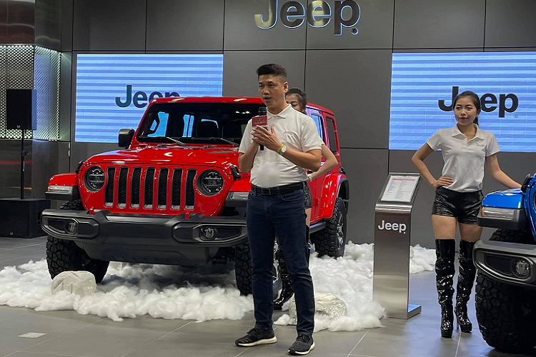 Cụ thể, Jeep Wrangler 2020 mới có 3 phiên bản Sport, Sahara và Rubicon, đi kèm giá bán từ 2,948 tỷ đồng. Đây là dòng xe biểu tượng của Jeep, là sự kết hợp hoàn hảo giữa thiết kế chắc chắn, mạnh mẽ cùng các ứng dụng công nghệ tiên tiến kết hợp các tính năng an toàn hiện đại nhất của một chiếc xe On-road như động cơ 2.0L Turbo công suất tối đa 270 mã lực, hộp số tự động 8 cấp và hệ dẫn động 4 bánh