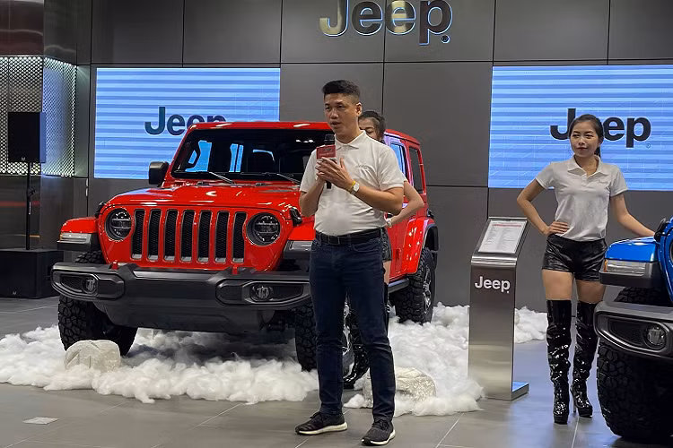 Cụ thể, Jeep Wrangler 2020 mới có 3 phiên bản Sport, Sahara và Rubicon, đi kèm giá bán từ 2,948 tỷ đồng. Đây là dòng xe biểu tượng của Jeep, là sự kết hợp hoàn hảo giữa thiết kế chắc chắn, mạnh mẽ cùng các ứng dụng công nghệ tiên tiến kết hợp các tính năng an toàn hiện đại nhất của một chiếc xe On-road như động cơ 2.0L Turbo công suất tối đa 270 mã lực, hộp số tự động 8 cấp và hệ dẫn động 4 bánh