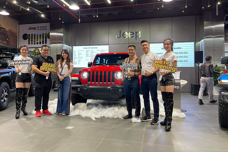 2 dòng xe Jeep tại Việt Nam gồm: Wrangler và Gladiator với các phiên bản Sport, Sahara và Rubicon. Jeep Vietnam Automobiles (JVA) được chỉ định là nhà nhập khẩu, phân phối và bảo hành chính thức của thương hiệu ôtô Jeep tại Việt Nam. Như vậy, hãng xe Mỹ trở lại Việt Nam sau khoảng 10 năm tính từ thời điểm đơn vị phân phối cũ (IC Auto) rút lui vì tình hình kinh doanh ảm đạm.