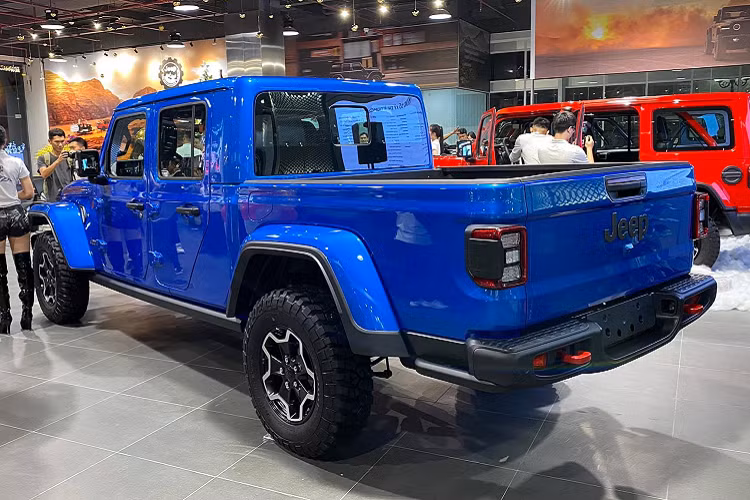 Trước khi có nhà phân phối mới là JVA, thời gian qua các dòng xe địa hình của Jeep được nhập khẩu tư nhân với số lượng hạn chế và mức giá đắt đỏ tương đương xe sang.