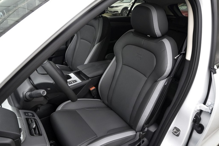 Nội thất Qoros 7 trông sang trọng với một màn hình cảm ứng trung tâm cực lớn. Tuy nhiên màn hình này có nhiều tính năng điều chỉnh dạng chữ dễ gây rối cho người dùng.