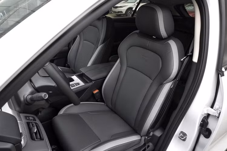 Nội thất Qoros 7 trông sang trọng với một màn hình cảm ứng trung tâm cực lớn. Tuy nhiên màn hình này có nhiều tính năng điều chỉnh dạng chữ dễ gây rối cho người dùng.