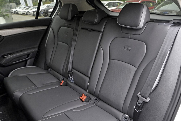 Phía sau vô lăng là một màn hình bảng đồng hồ nằm nổi trên mặt táp lô, nó mang thiết kế phù hợp xu hướng mới nhất là kích thước nhỏ và chỉ hiển thị những thông tin quan trọng nhất.