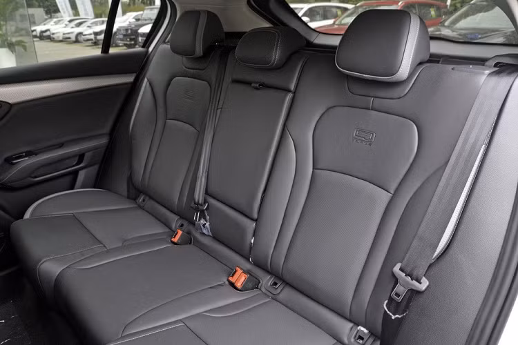 Phía sau vô lăng là một màn hình bảng đồng hồ nằm nổi trên mặt táp lô, nó mang thiết kế phù hợp xu hướng mới nhất là kích thước nhỏ và chỉ hiển thị những thông tin quan trọng nhất.