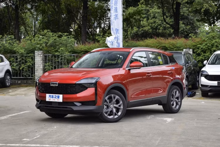 Mẫu xe Qoros 7 thế hệ mới có hai tùy chọn động cơ gồm tăng áp dung tích 1.6 lít với 214 mã lực và 280 Nm mô-men xoắn cực đại, và tăng áp dung tích 1.8 lít với 231 mã lực và 300 Nm mô-men xoắn cực đại. Chúng sẽ hoạt động phối hợp với một hộp số DCT 7 cấp và hệ dẫn động 4 bánh. Kích thước của Qoros 7 là dài 4.679 mm, rộng 1.897 mm, cao 1.679 mm, và trục cơ sở 2.720 mm.