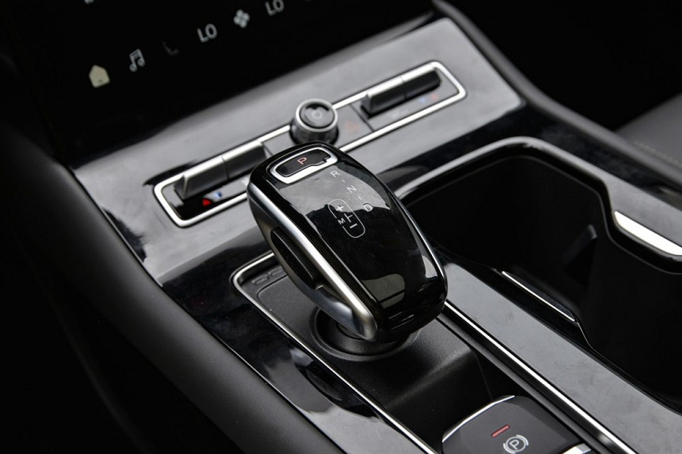 Trung tâm của nội thất là một màn hình cảm ứng 14,6 inch khổng lồ, lớn nhất từng có trong một mẫu xe sản xuất mang thương hiệu Trung Quốc. Tuy nhiên, kỳ lạ là hình ảnh đồ họa lại có phần lạc hậu với những dòng chữ hướng dẫn thay vì các biểu tượng đơn giản dễ hiểu.