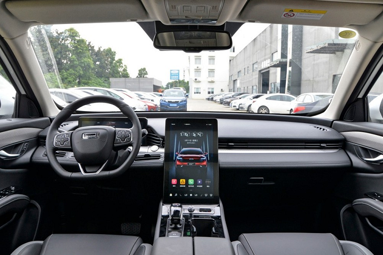 Nó lớn hơn một chút so với Qoros 5 vốn có chiều dài 4.600 mm, rộng 1.869 mm, cao 1.676 mm, và trục cơ sở 2.710 mm. Cả hai mẫu xe đều có tiêu chuẩn 5 ghế ngồi.