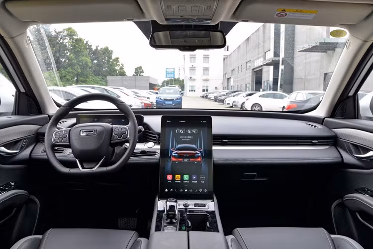 Nó lớn hơn một chút so với Qoros 5 vốn có chiều dài 4.600 mm, rộng 1.869 mm, cao 1.676 mm, và trục cơ sở 2.710 mm. Cả hai mẫu xe đều có tiêu chuẩn 5 ghế ngồi.