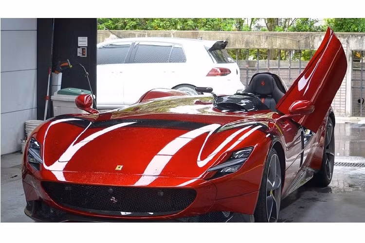 Rõ ràng là khi chọn mua dòng siêu xe như Ferrari Monza, khách hàng "VIP" của Ferrari đa phần lựa chọn SP2 để có 2 chỗ ngồi cho thoải mái cũng như chở thêm được một người, nhưng với một đại gia Đài Loan lại chọn bản 1 chỗ ngồi như Ferrari Monza SP1 để sở hữu.