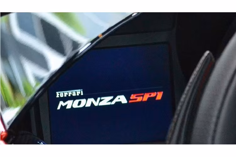 Cửa mở của Ferrari Monza SP1 sẽ đẩy về phía trước giống kiểu cửa cắt kéo, điều này giúp cho việc ra vào khoang lái của siêu xe Ferrari Monza SP1 dễ dàng hơn.