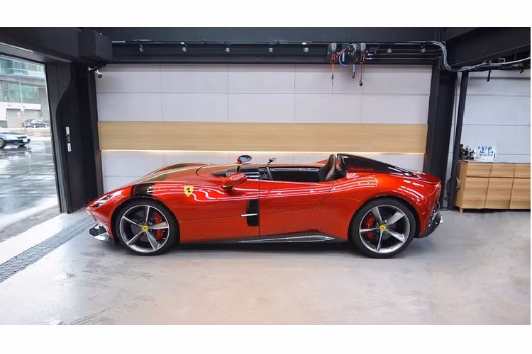 Về mặt thiết kế bên ngoài, Ferrari Monza SP1 và Ferrari Monza SP2 chỉ khác nhau ở chỗ ngồi nhưng về lâu dài, giá trị mà siêu xe Ferrari Monza SP1 mang đến sẽ tốt hơn Ferrari Monza SP2. Lý do là đa phần khách hàng sẽ chọn mua Ferrari Monza SP2 nên số lượng Ferrari Monza SP1 không nhiều và sẽ trở thành hàng hiếm nên rất dễ tăng giá chóng mặt sau vài năm có mặt trên thị trường.