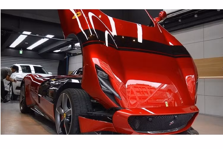 Động cơ mạnh mẽ này sẽ giúp siêu xe Ferrari Monza SP1 đầu tiên đến Đài Loan chỉ mất thời gian 2,9 giây để tăng tốc lên 100 km/h từ vị trí xuất phát, thêm 5 giây nữa để đạt tốc độ 200 km/h trước khi chạm ngưỡng tốc độ tối đa của xe vào khoảng 300 km/h.
