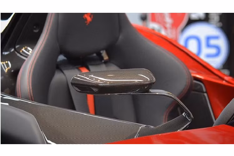 Tuy mang hình dáng cổ điển nhưng "xác xe" của chiếc Ferrari Monza SP1 và động cơ V12, dung tích 6,5 lít lại đến từ mẫu xe hiện đại Ferrari 812 Superfast.