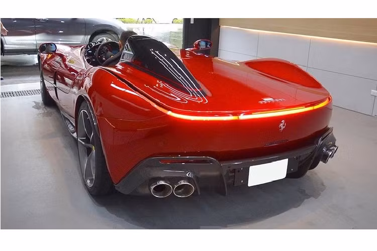 Siêu xe triệu đô Ferrari Monza SP1 đầu tiên đến Đài Loan có màu sơn đỏ rượu vang đi kèm các điểm nhấn với vô số chi tiết bằng carbon, bộ mâm sơn màu tối, logo ngựa chồm màu vàng và nội thất bọc da màu đen với các điểm nhấn hoàn thành màu đỏ và sợi carbon bóng. Ferrari Monza SP1 được trang bị một tấm kính chắn gió ảo rất thú vị và xe có thiết kế không mui.
