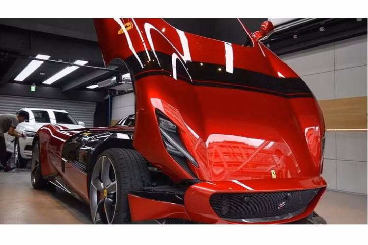 Giá xe Ferrari Monza lúc mới ra mắt thế giới là 1.6 triệu Euro, tương đương 1,82 triệu đô la hay 42,15 tỷ đồng. Nhưng có thể năm sau, các mẫu xe Ferrari Monza được rao bán lại với giá gấp 2 hoặc gấp 3 lần con số đã kể trên. Khi trình làng lần đầu tiên với các khách hàng trên thế giới tại triển lãm ô tô Paris 2018, hãng Ferrari cho biết toàn bộ 499 chiếc siêu xe Ferrari Monza đã có chủ nhân đặt mua từ trước.