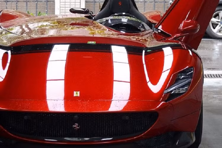 Mới đây thôi, hình ảnh một chiếc siêu xe triệu đô khó mua như Ferrari Monza cập bến Đài Loan đã nhận được sự chăm sóc rất cẩn thận khiến giới mê xe đặc biệt quan tâm. Có thể thấy, hãng siêu xe Ý chỉ tạo ra 499 chiếc Ferrari Monza và khách hàng khi chọn mua xe sẽ lựa 1 trong 2 phiên bản là SP1 hoặc SP2.